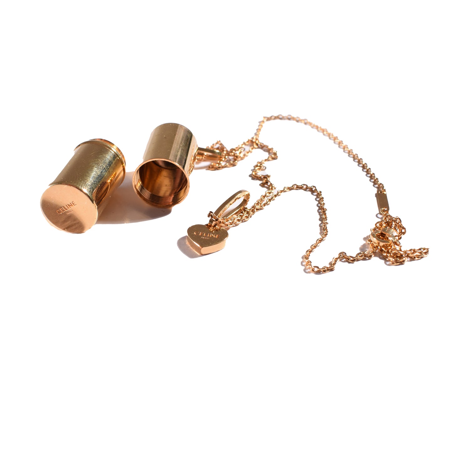 Original Celine Paris Halskette aus Messing mit Gold-Finish. Dose Anhänger in Herzform. Made in Italy. Luxus Modeschmuck. Liegende Ansicht mit geöffneter Dose