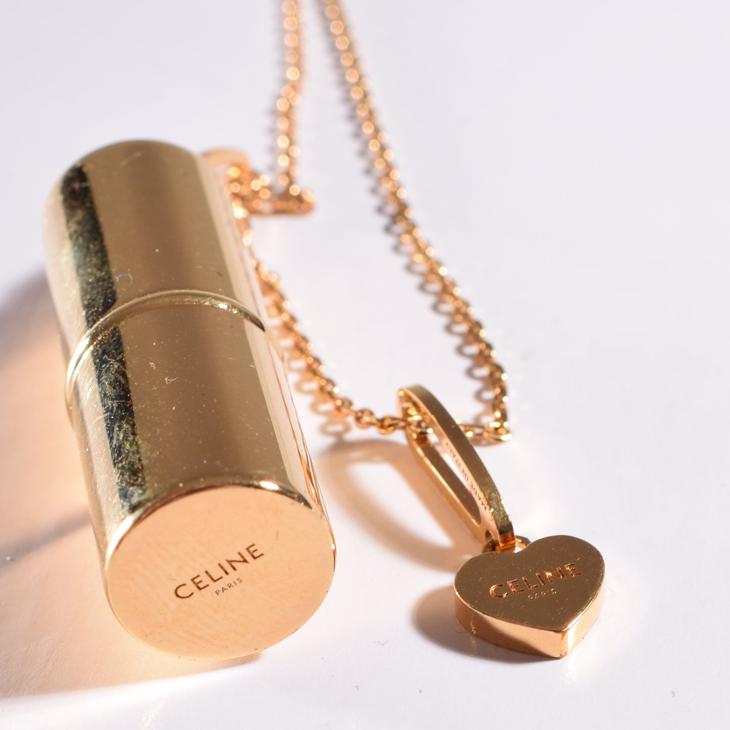 Original Celine Paris Halskette aus Messing mit Gold-Finish. Dose Anhänger in Herzform. Made in Italy. Luxus Modeschmuck