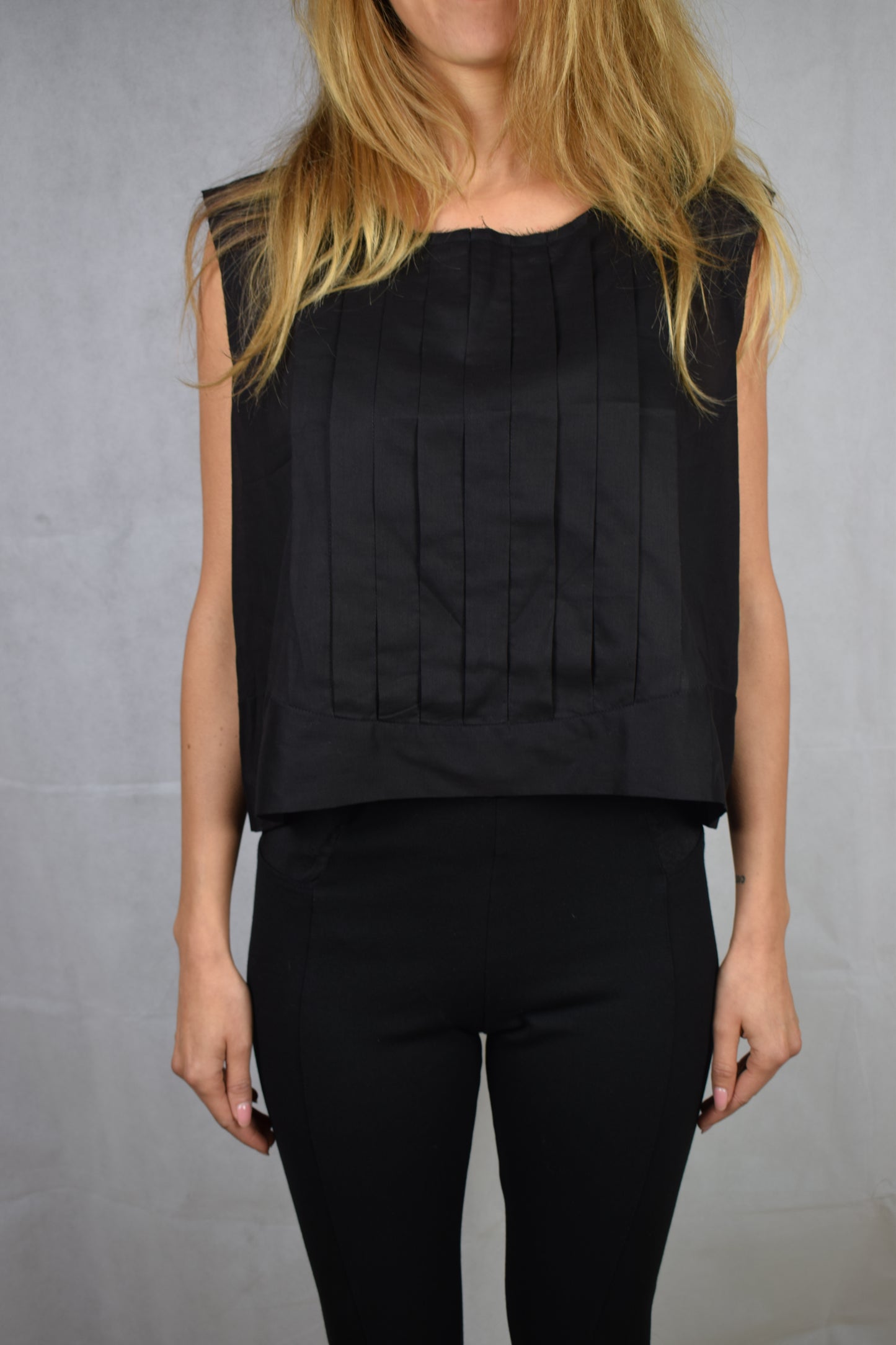 Model mit Shirt in schwarz von vorne mit Falten aus leichter Baumwolle