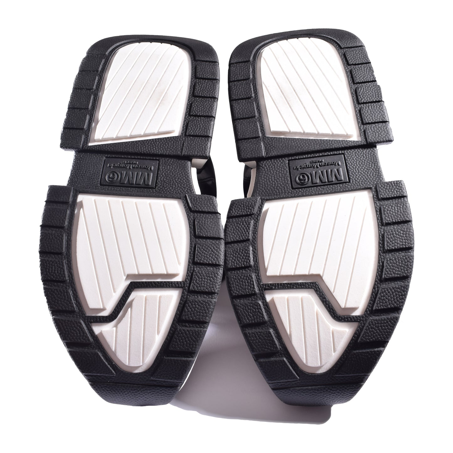 Neue MM6 Maison Margiela Paris Sneaker in schwarz weiß glänzend mit Plateau Gr. 38 mit Schnürung. Ansicht der Sohle