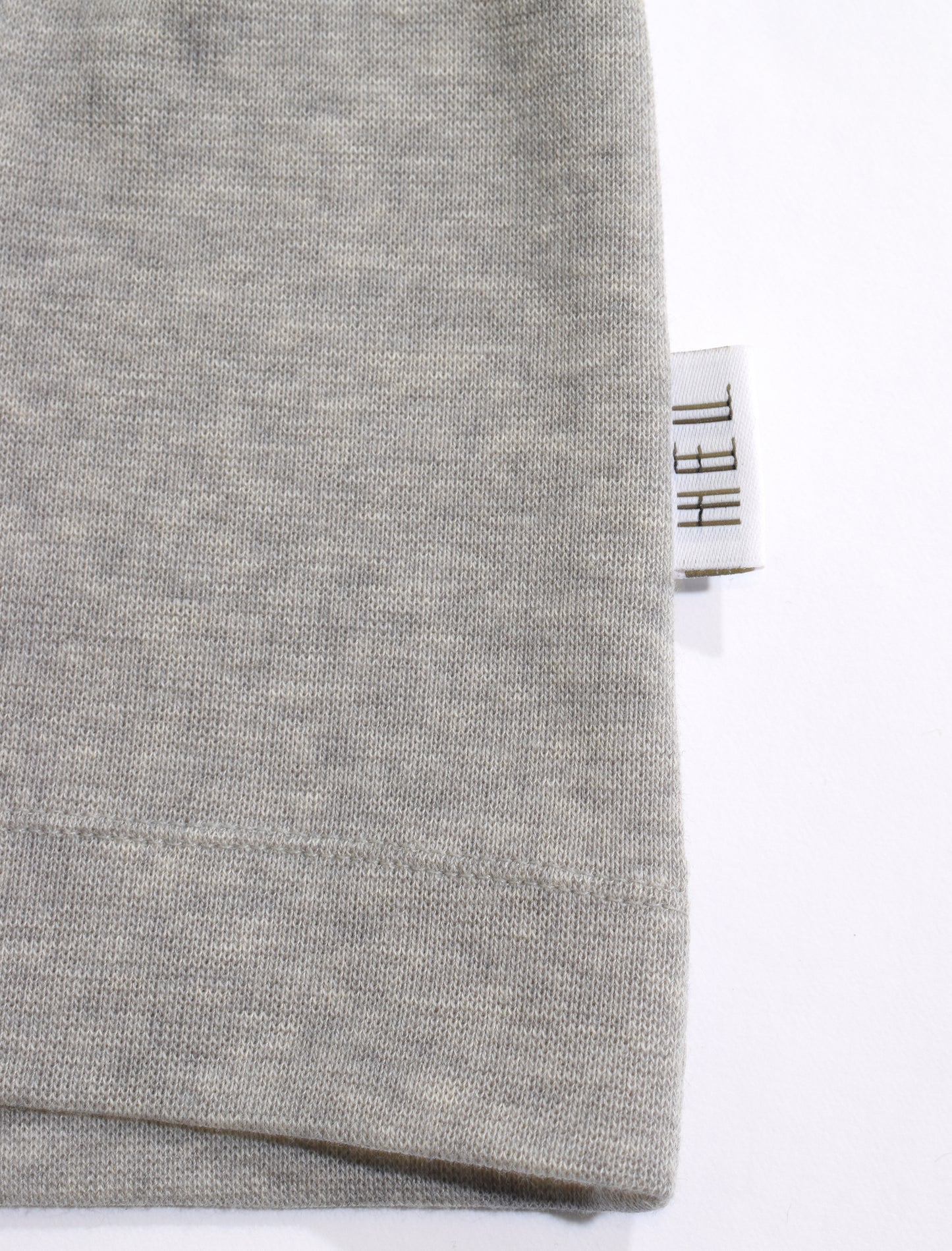 HEL T-Shirt "Equality Matters" in grau mit Stickerei Rundhals