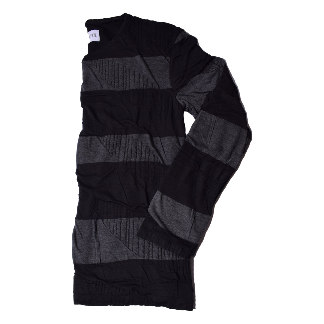Langarmshirt mit Blockstreifen in schwarz und grau. Dekorative Details in Form von kleinen Drapierungen und Used-Look Elementen