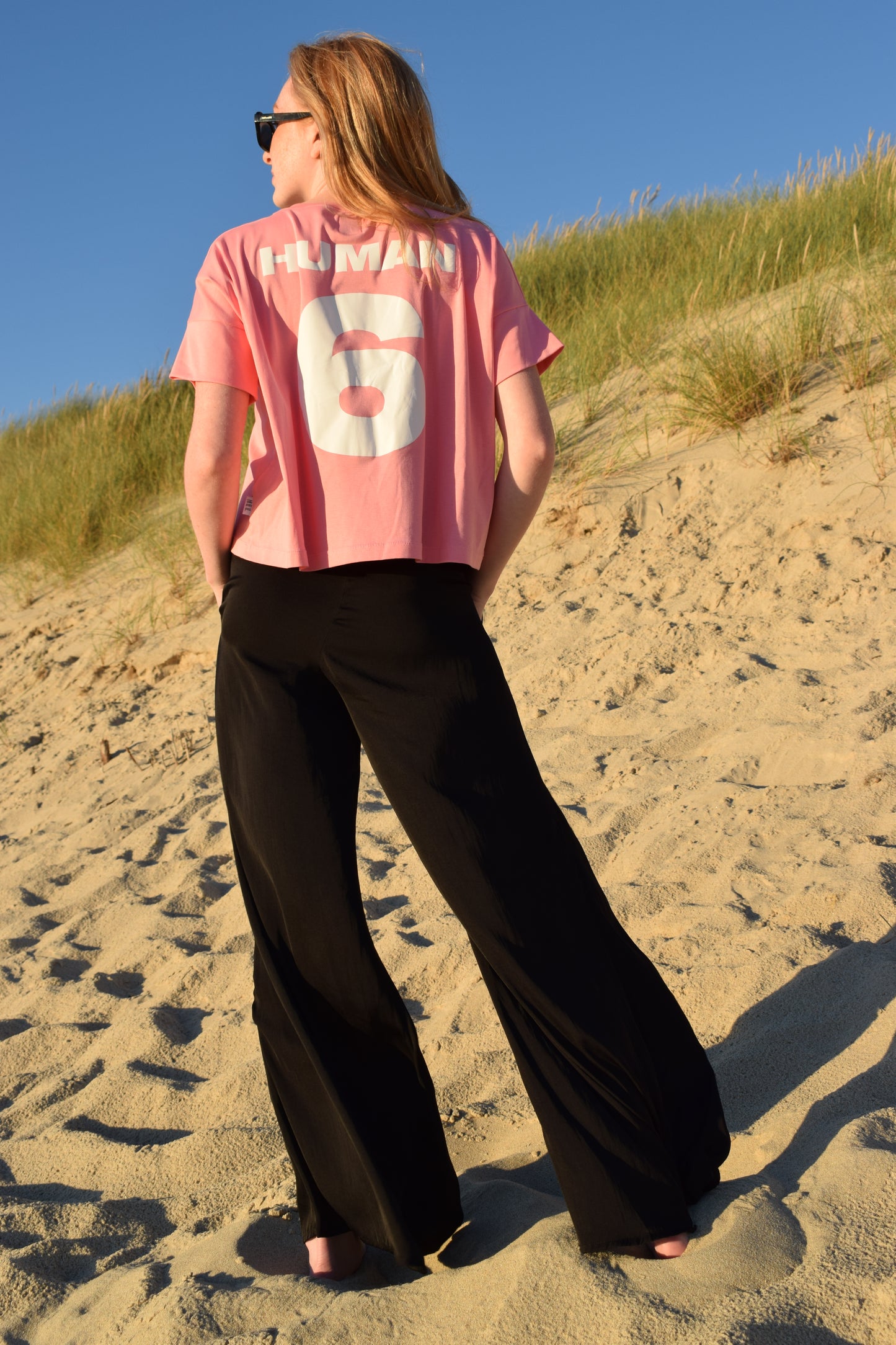 HEl Shirt von hinten mit "Human" Schriftzug und der Zahl 6 am Strand von Sylt 