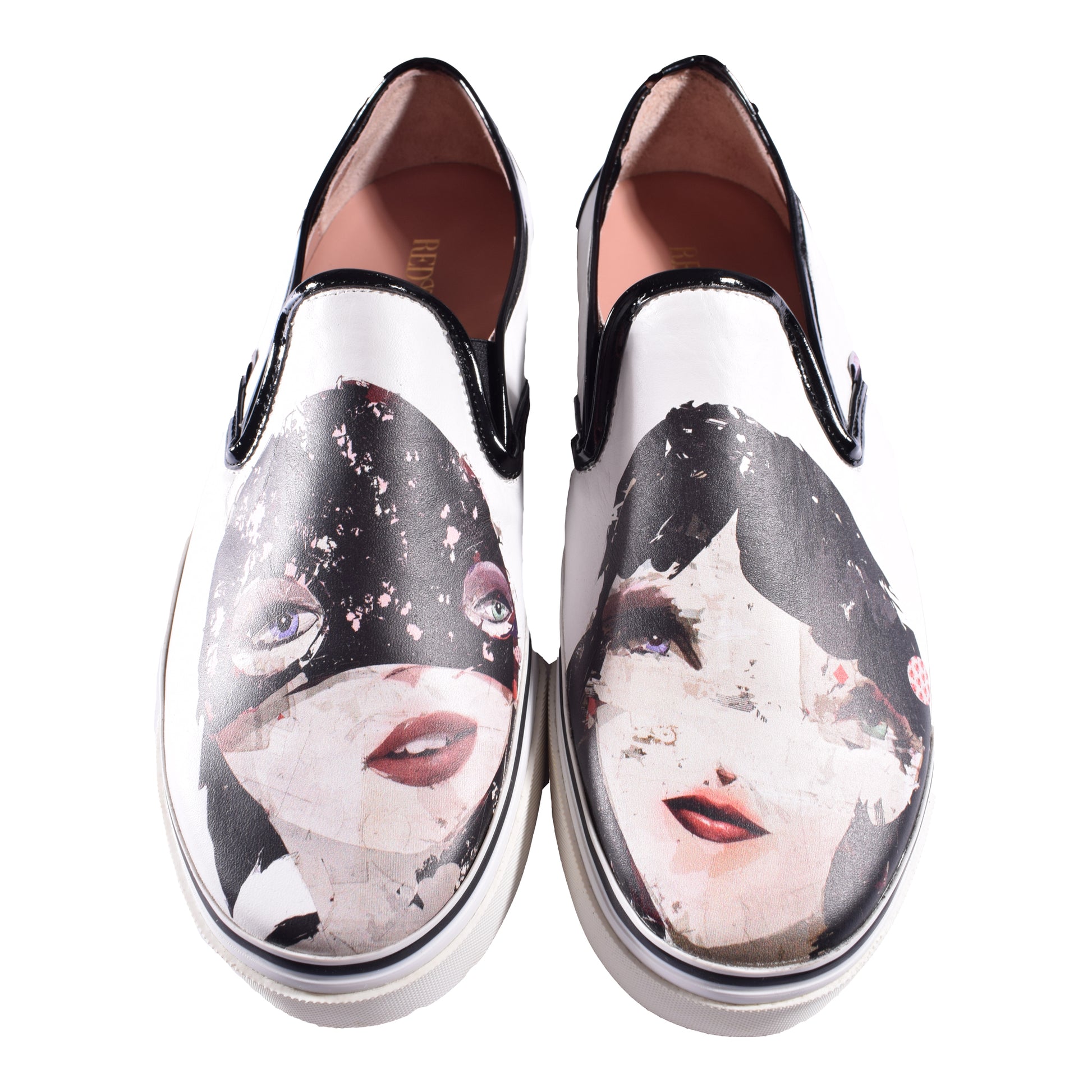 Red Valentino Slip-On Sneaker in weiß mit kunstvollem Druck aus Leder. Vorderansicht mit Gesicht 