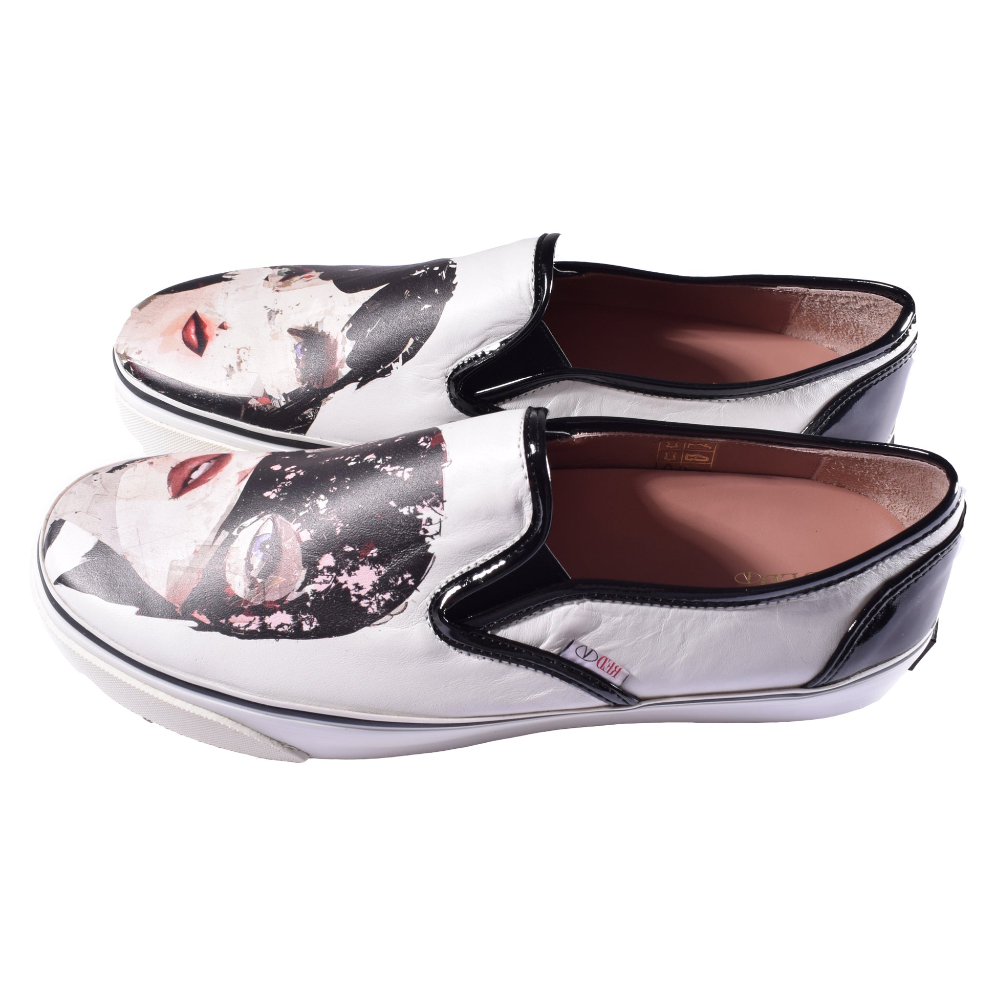 Red Valentino Slip-On Sneaker in weiß mit kunstvollem Druck aus Leder. Seitenansicht 