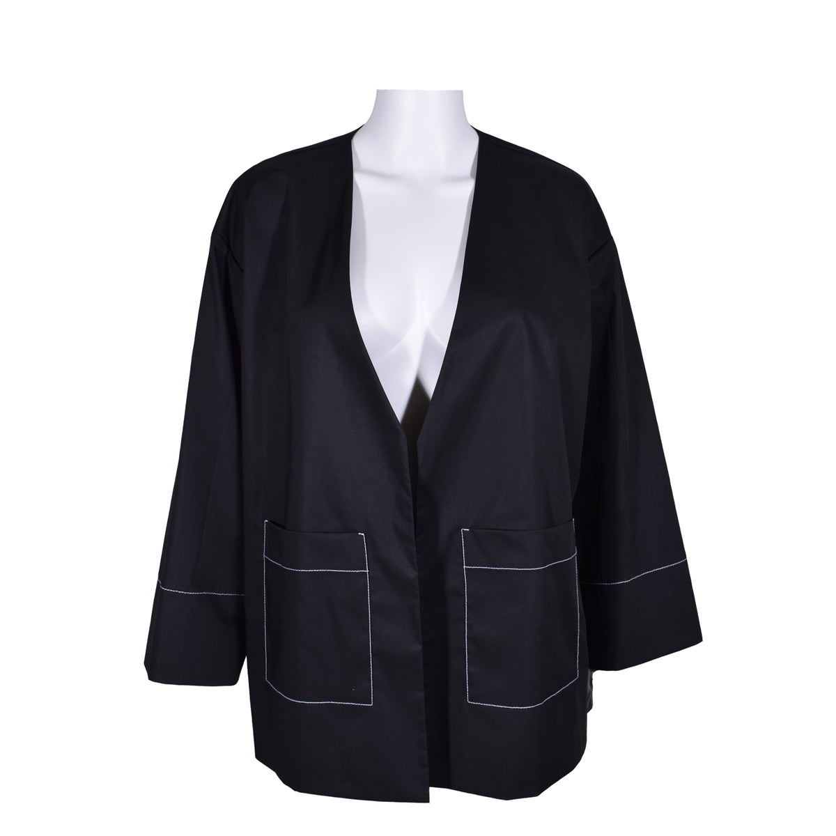HEL Cape-Jacke Stitch in Schwarz mit weißen Kontrastnähten, Bindegürtel und zwei aufgesetzten Pattentaschen, Vorderansicht mit Bindegürtel – HEL