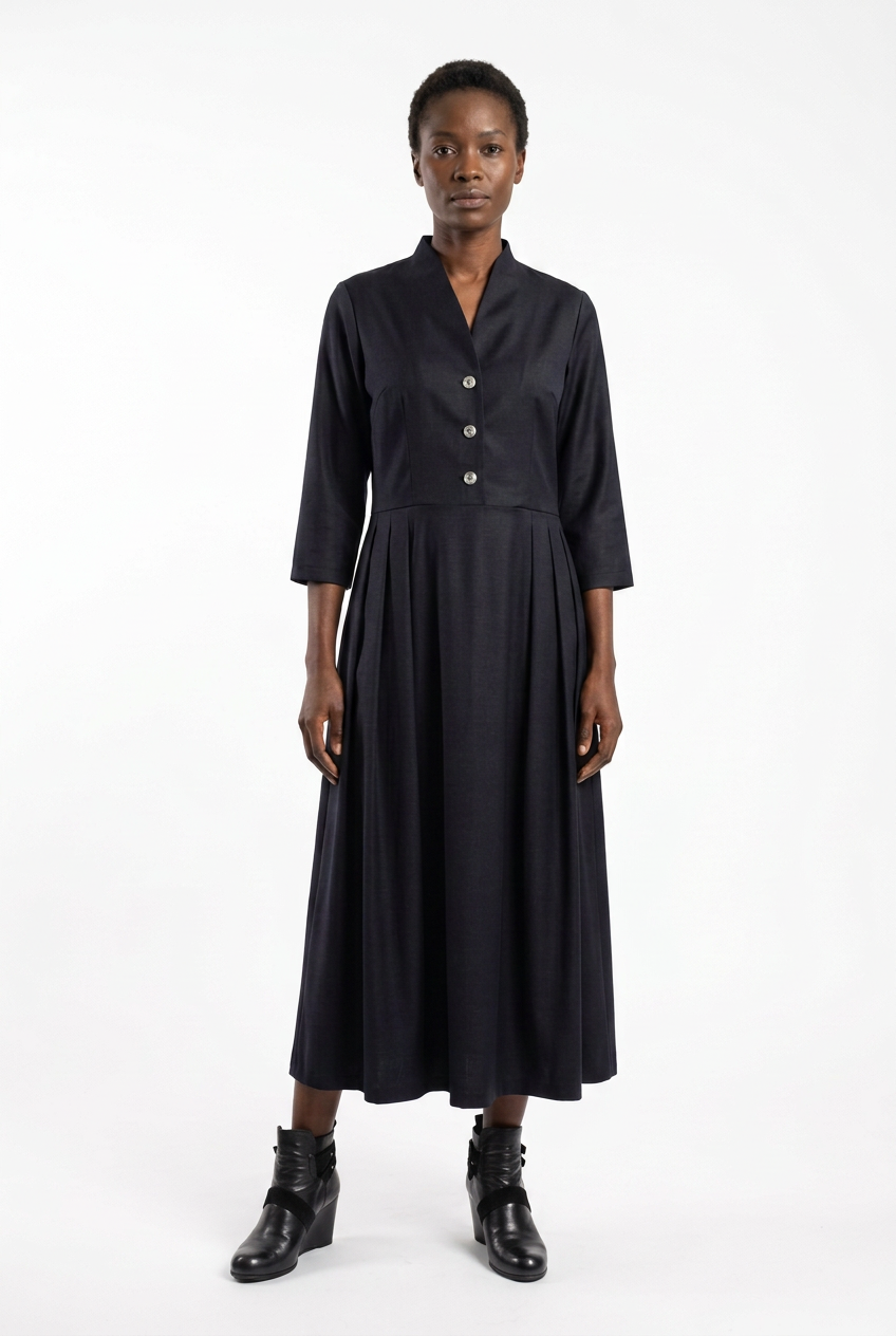Dunkelhäutiges Model mit kurzen Haaren im Frisian-Kleid und schwarzen Keilabsatz-Boots