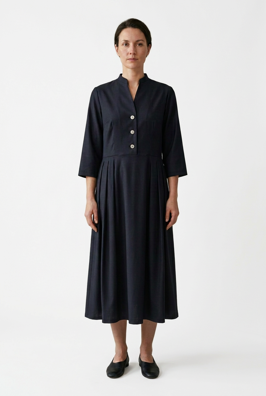 Frisian-Kleid am hellhäutigen Model vor weißem Hintergrund