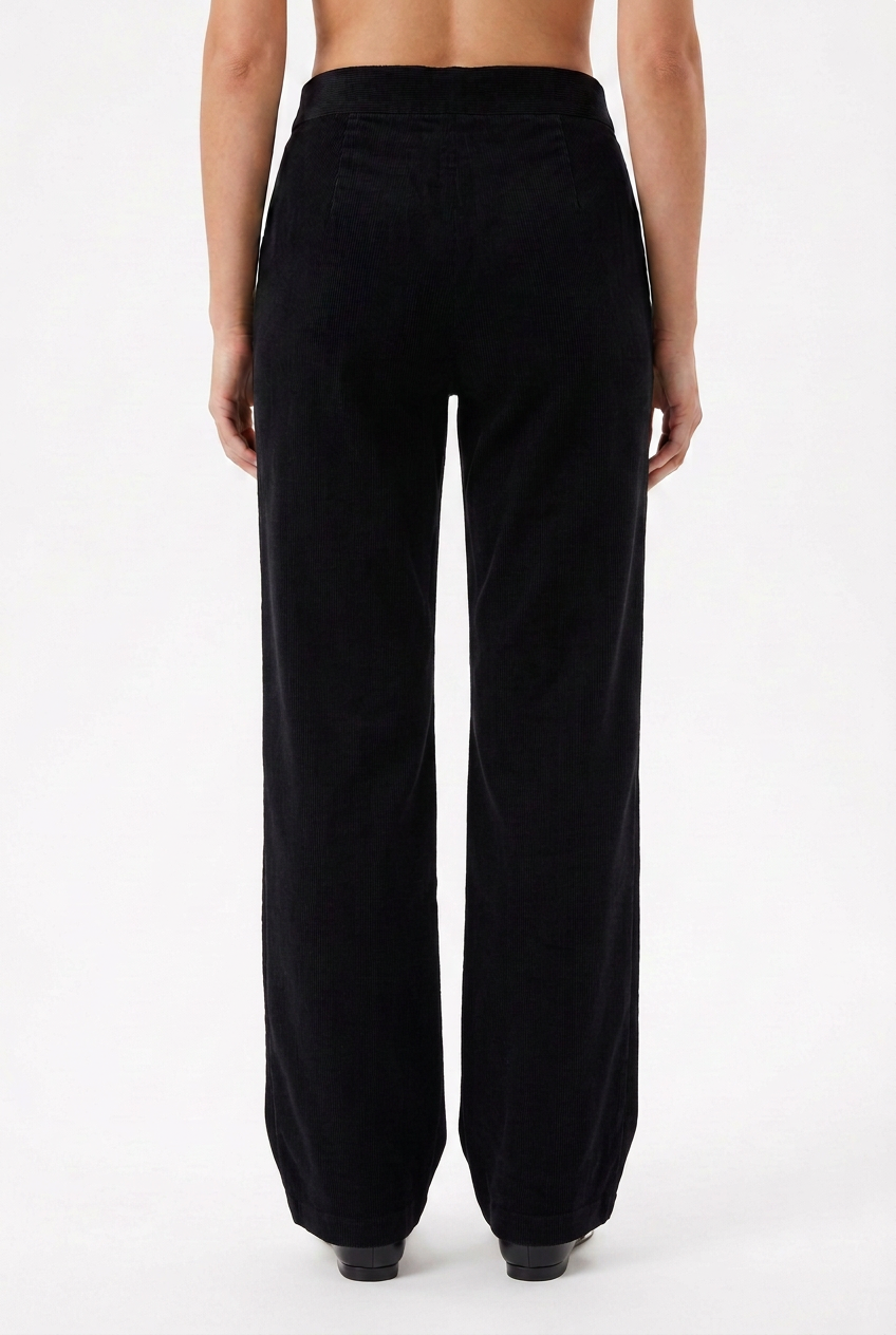Wide-Leg-Feincordhose von hinten mit weiterem Bein